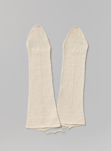 Mitten of white knitted cotton
