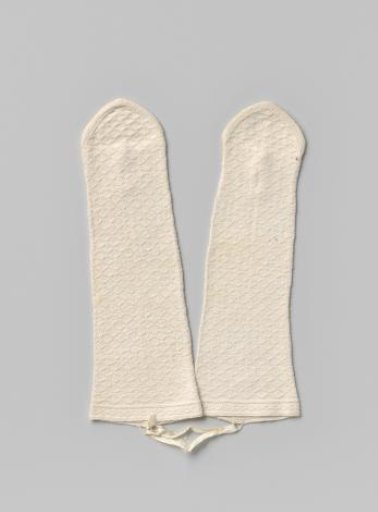 Mitten of white knitted cotton
