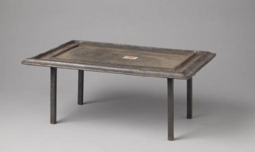 Stove base plate on four legs