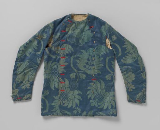 Jacket with long sleeves, armholes and a closure with two sets of nine and two sets of two red scalloped buttonholes, of blue damask with large blue-green floral motifs