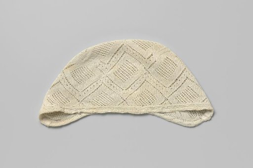 Knitted cap of white cotton with zigzag edges and checkered patterns with meshwork