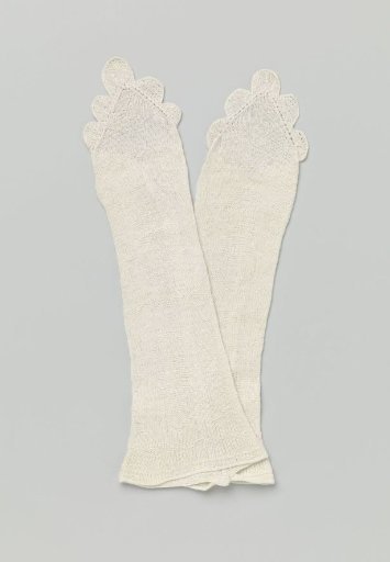 Mitten of white knitted cotton