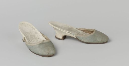 Pump with a vamp of blue silk damask, insole and heel covered with white glazed leather