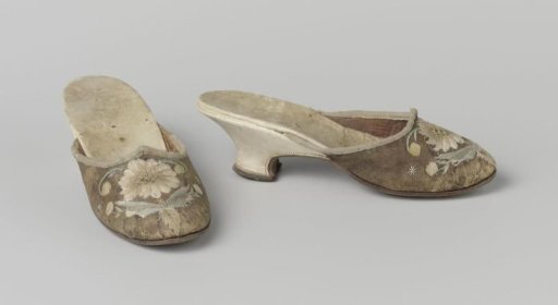 Mule with leather vamp embroidered with flowers in white and blue silk, heel with white glazed leather