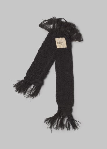 Mitten of black silk with fringe