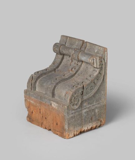 Key piece of oak in console form, decorated with three bands with pearls and indentations