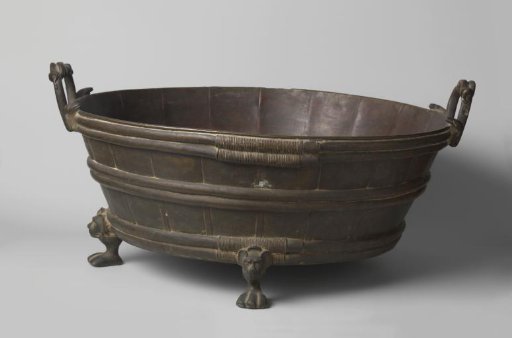 Bucket-shaped cooling vessel on three feet