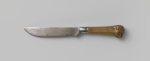 Knife whose handle ends in a lion's head