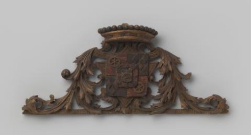 Crowning of a mirror or picture frame