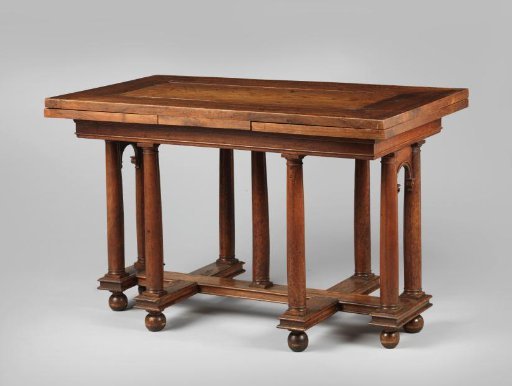 Table of walnut with nine column legs in the form of Tuscan columns