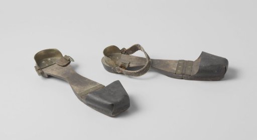 Shoe or slipper with wooden soles hinging at the bend of the foot