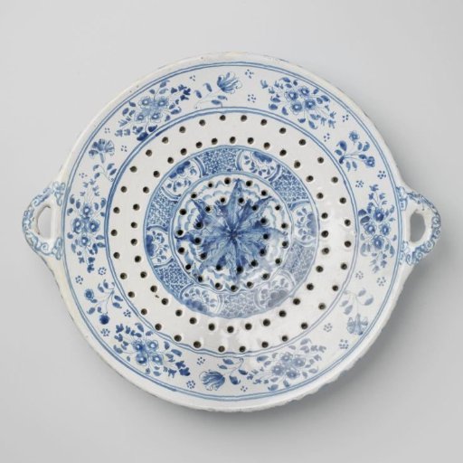 Strainer with two handles, on three legs, blue painted with an eight-pointed star and other motifs