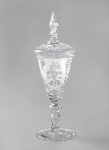 Wijnglas met twee handen rond een hart