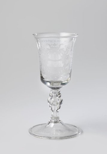 Goblet with two clasped hands and the inscription: DE GOEDE VRIENDSCHAP