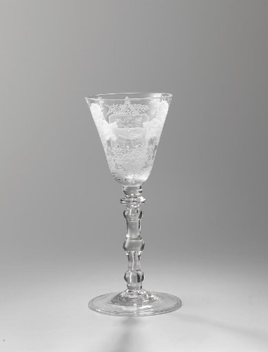 Wijnglas met het wapen van Alkmaar