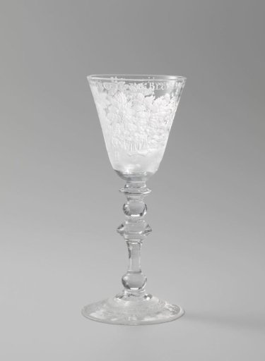Wine glass with the house Tussenwijk at Wijk aan Zee