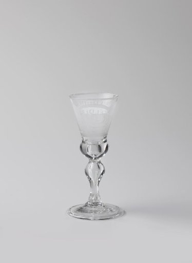 Tankard with a man in a cellar with barrels and the inscription: HANSGENIN DE/ KELDER