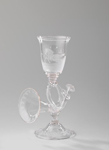 Wine glass in the shape of a post horn