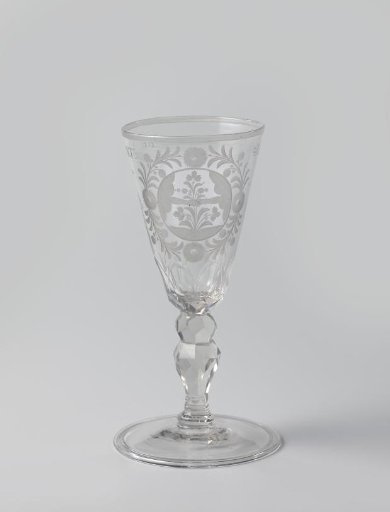 Cup with two clasped hands and the inscription: DE VRINT SCHAP