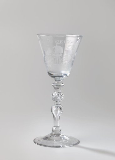 Chalice glass with a three-master and the inscription: T LANDS WELVAAREN