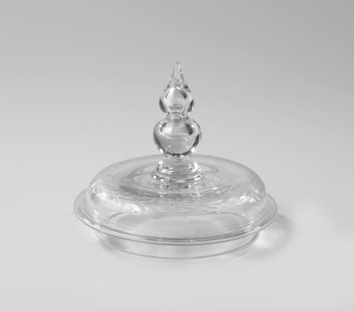 Lid of a goblet with a wreath of leaves