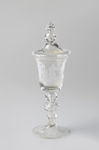 Tankard with lid, with a house and two gentlemen and the inscription: HET WELVAREN VAN DESE HOYSE