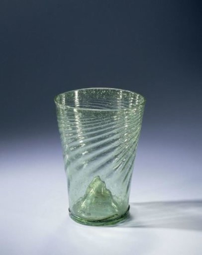 Beaker with optically blown twisted ribs