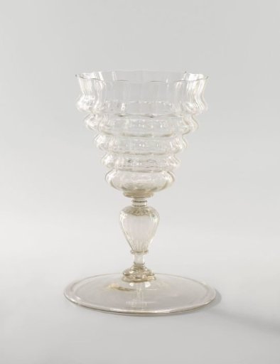 Chalice glass with a ribbed and five-times-banded funnel-shaped chalice