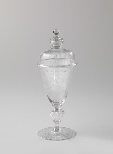 Lid with the inscription: Multi nimium nemo satis