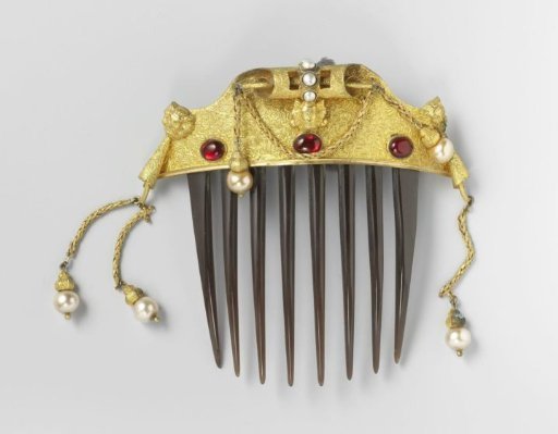 Hair comb of tortoiseshell, the back adorned with a gilded copper plate with imitation pearls and rubies