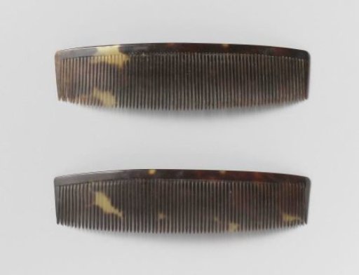 Hair comb or comb of plain fine tortoiseshell, with a long row of narrow teeth