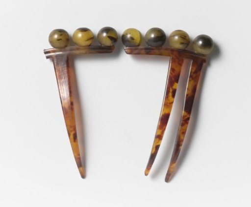 Hair Comb of Imitation Tortoiseshell or Horn with a Narrow Back Featuring Five Spheres