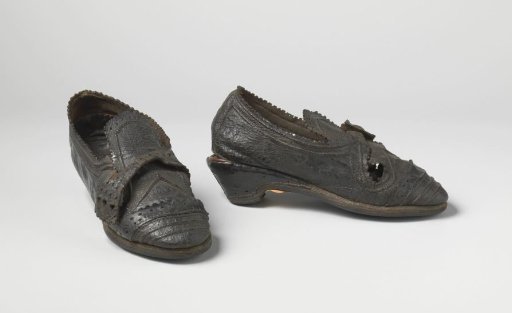Women's shoe of cowhide with upstanding tongue, decorated with perforations and notches, provided with low heel