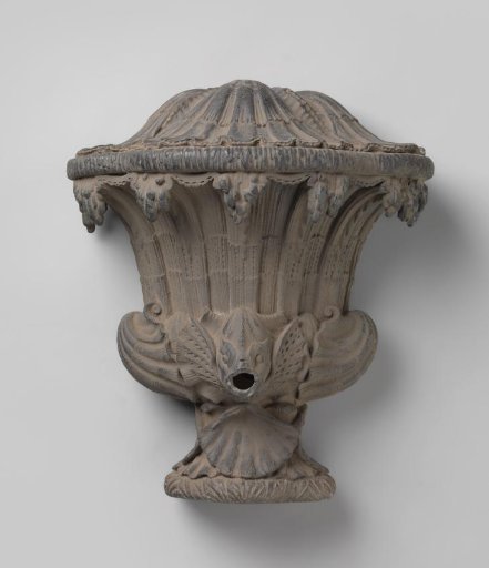 Fountain in the form of a vase.