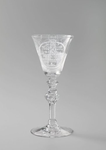 Wine glass with an obelisk and a view of the Braassemermeer near Rijnsaterwoude