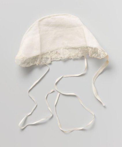Baby cap of white linen (?), trimmed with Mechlin lace