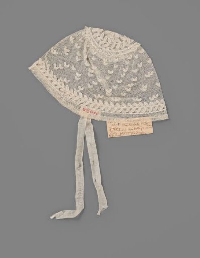 Child's cap of machine-made tulle with ornaments in linen fabric and a strip of Brussels lace