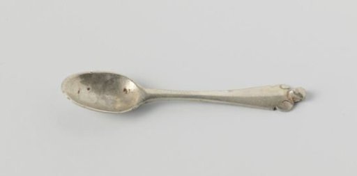 Spoon with three-lobed end