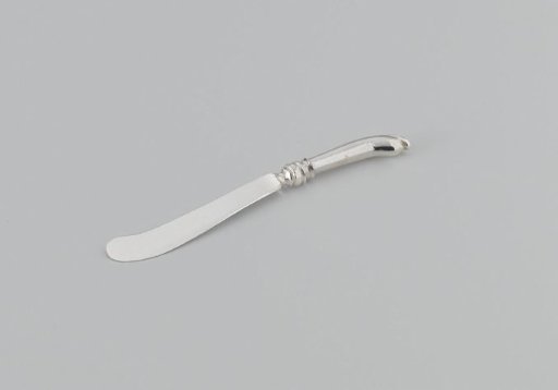 Knife with pistol-shaped handle