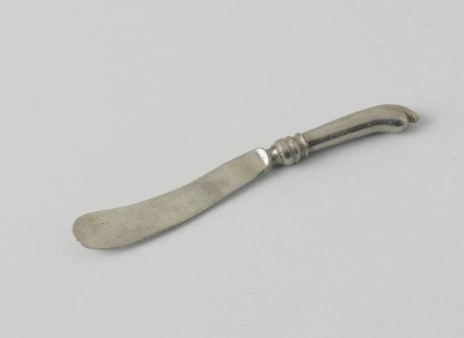 Knife with pistol-shaped handle