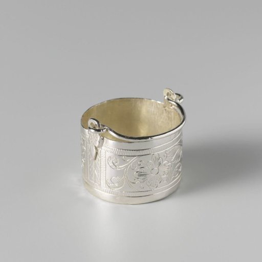 Fish kettle with six fish on the bottom