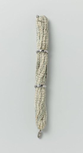 Purse of knitted white and blue wool, provided with two steel rings