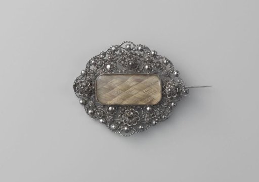Broche met haar van de dichteres Petronella Moens