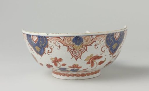 Polychrome painted faience bowl