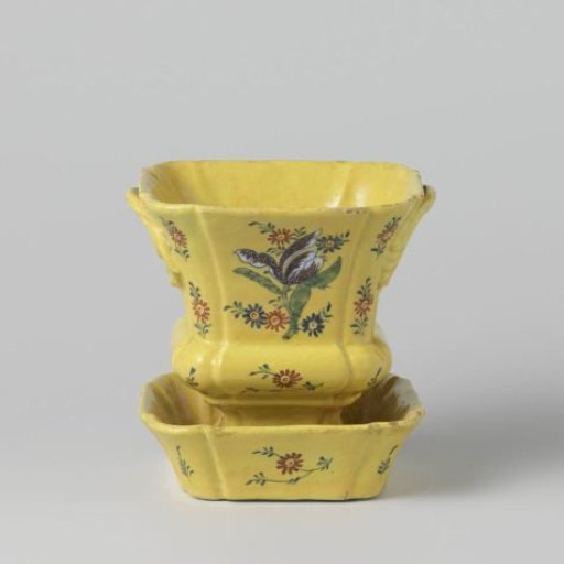 Saucer with polychrome faience decoration