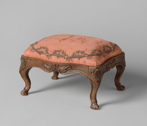 Footstool belonging to the stadtholder's chair with the coat of arms of the province of Groningen
