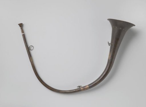 Half-moon-shaped bugle (halbmond)