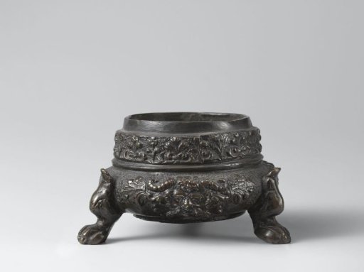 Pot on three legs