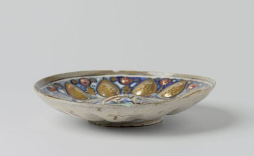 Dish, polychrome and with metallic refect, painted with a lion resting its left forepaw on a book