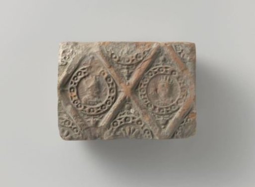 Fireplace with a representation of two portrait medallions, set in two panes